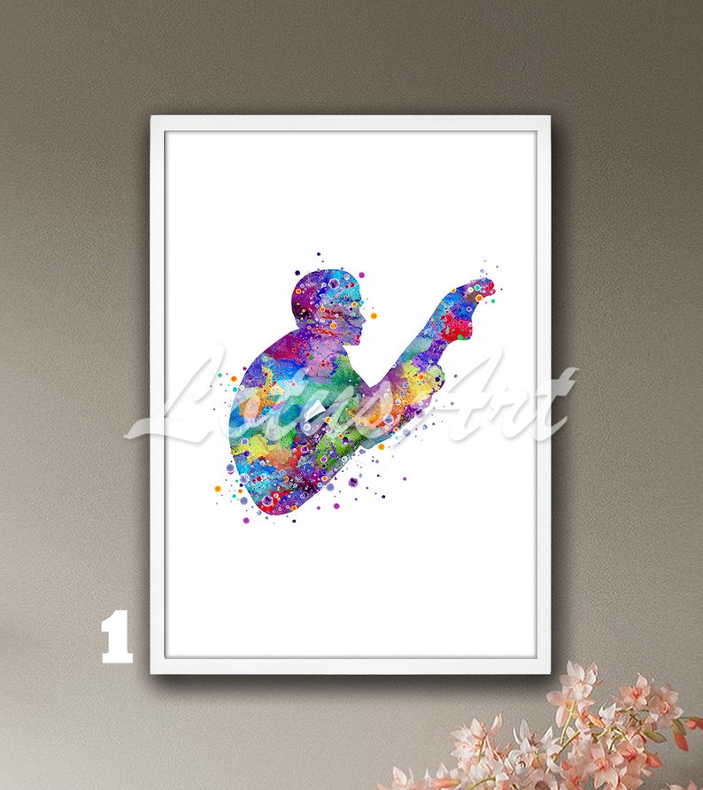 Op de afbeelding: Een ingelijste kunstdruk met een aquarelillustratie van een persoon in een duikhouding. Het kunstwerk is gevuld met levendige kleuren, waaronder blauw, paars, groen en geel, waardoor een dynamisch en artistiek effect ontstaat. De print staat tegen een witte achtergrond.