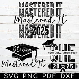Mastered It SVG Nombre personalizado en mayúscula - Fuente retro de graduación de 2025 - Archivos de camisetas de maestría personalizadas - She Came Saw Mastered It