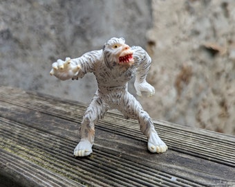 1992 #3 Yeti 3.75" PVC Figure Yolanda Monsters Spanish Super Monstruos Horror Halloween