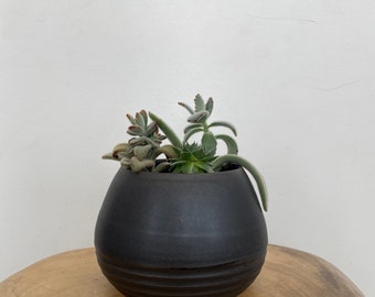 Pepo Ceramics Stripe Round Planter - wrought iron black