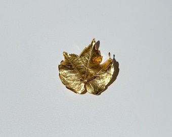Broche vintage con forma de hoja / Alfiler tono dorado