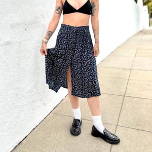 Vintage 90s Floral Print Midi Skirt, High Waist Grunge Skirt, Cottagecore Skirt, Boho Floral Skirt, Button Front Feminine Pretty Skirt, Med