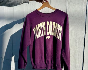 Sudadera vintage de Dakota del Norte / Cuello redondo morado / Eagle Products / Fabricada en EE. UU.