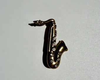Broche de saxofón vintage con diamantes de imitación en tono dorado