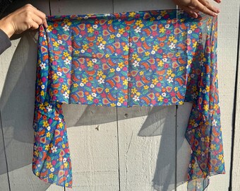 Bufanda vintage de seda con margaritas y corazones / Estampado floral romántico / Bufanda ligera de regalo