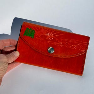 Cartera de cuero vintage de los años 70 con chequera y escena de montaña, fabricada en EE. UU., monedero con tres pliegues de cuero repujado en color naranja, chequera de la vieja escuela