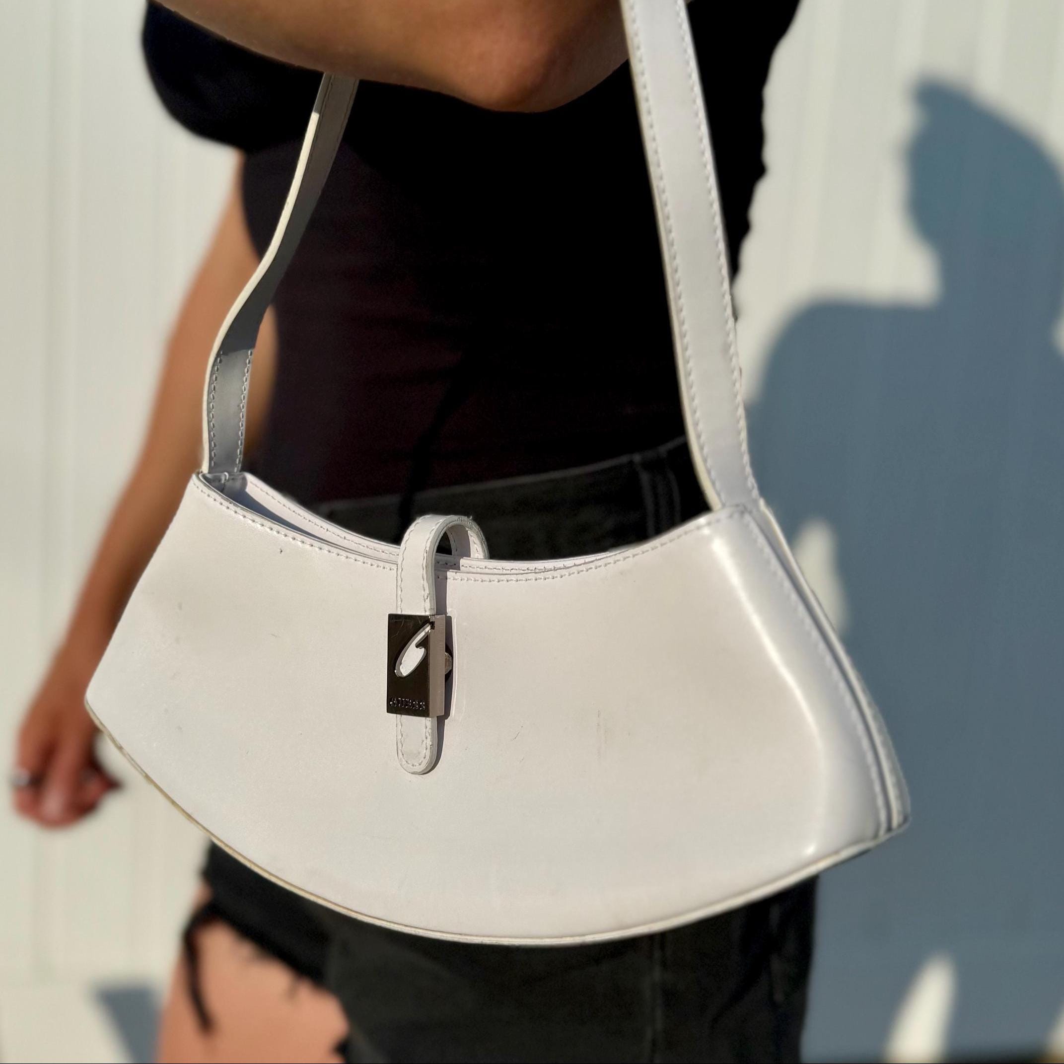 ショルダーバッグ・ポシェット Guess AVIS Saffiano triangle logo baguette bag HO1A3A05 Guess AVIS Saffiano triangle logo baguette bag HO1A3A05