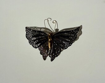 Broche vintage de mariposa negra / Tono dorado con alas de filigrana / Regalo vintage
