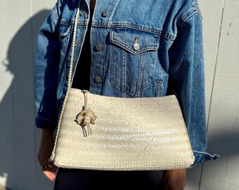 Bolso bandolera vintage de paja tejida de Saks Fifth Avenue / Bolso cruzado color crema