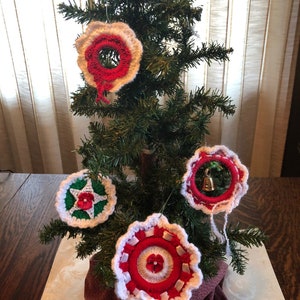 Christmas wreath ornaments set of 4, crochet image 1