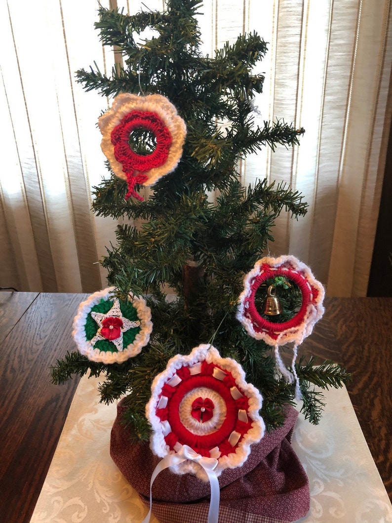 Christmas wreath ornaments set of 4, crochet image 1