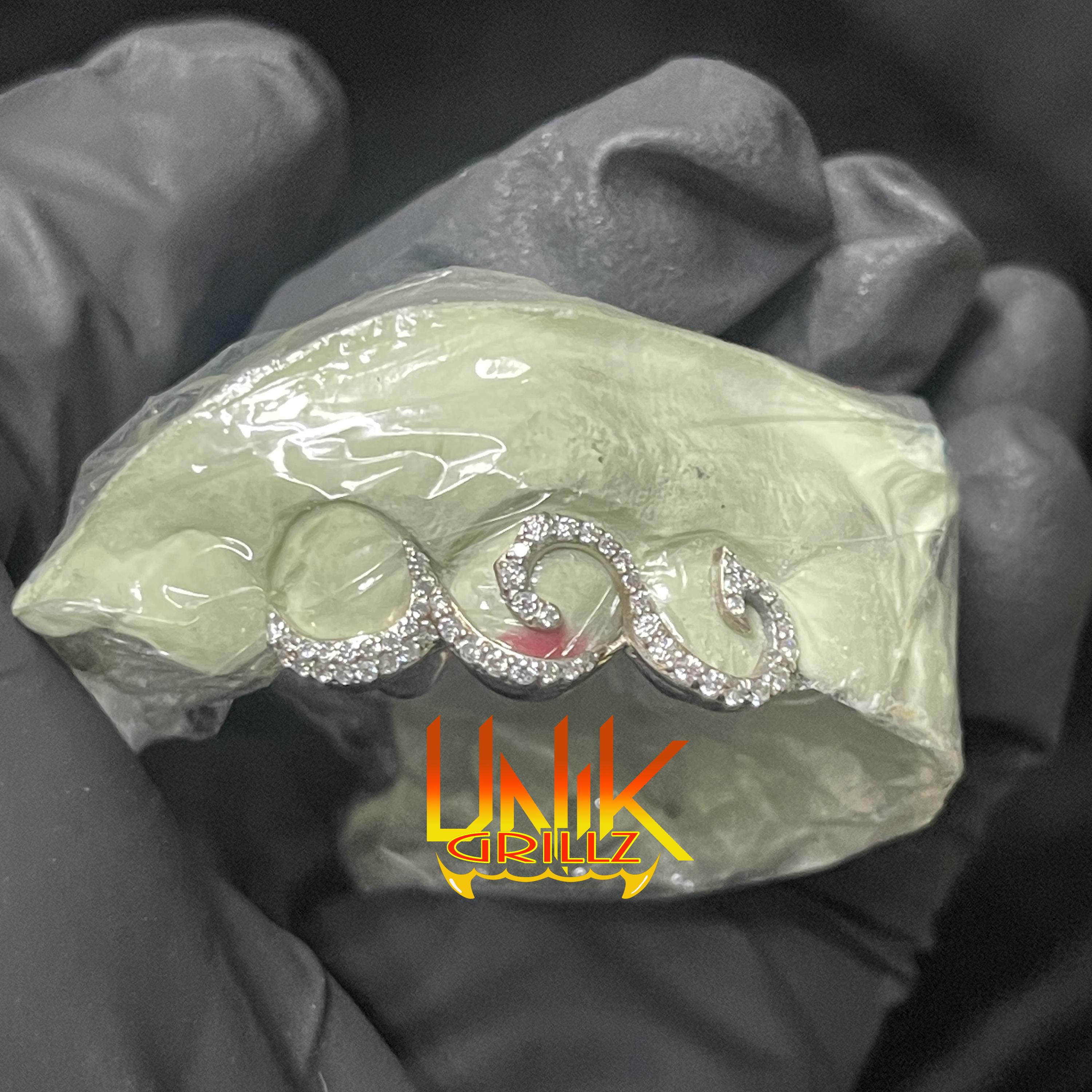 Cursive Wave Moissanite