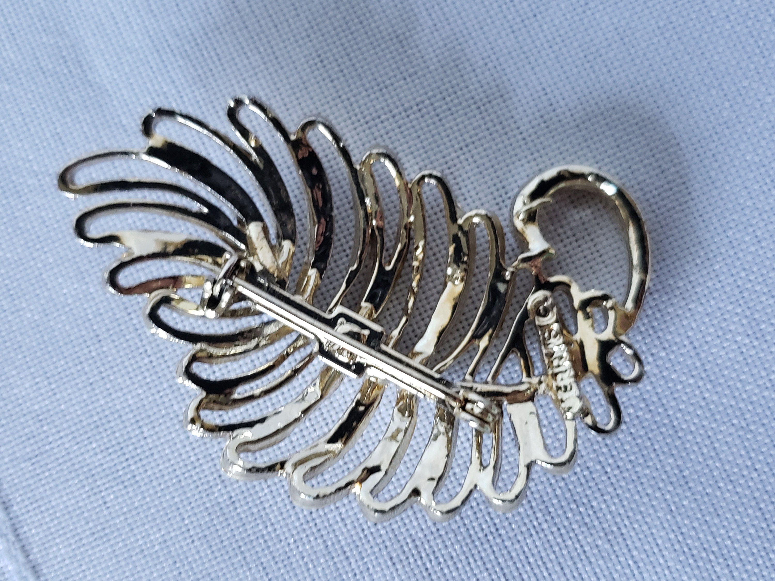 Broche Vintage Feuille Torsadée Avec Cristaux - Métal Argenté - Occasion