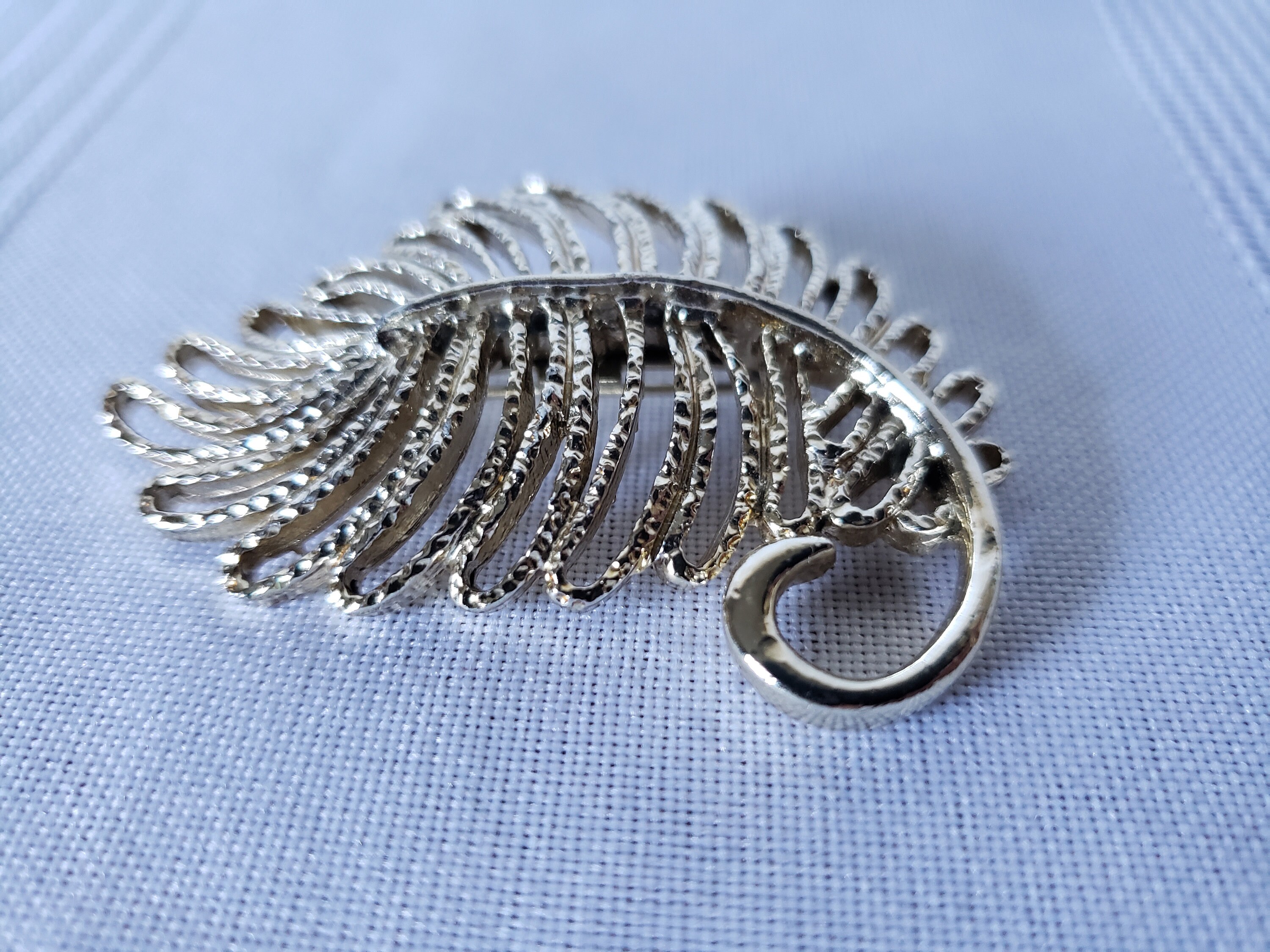 Broche Vintage Feuille Torsadée Avec Cristaux - Métal Couleur Argent, Occasion