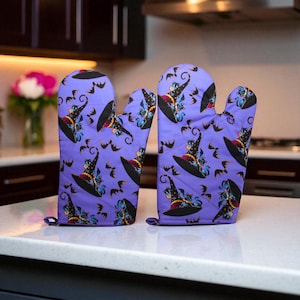 Oven Mitts / Oven Gloves / Gift For Her / Cooking Gift / Baking Present / Spooky Cats  / Kitchen Decor / Special Occasion / Witch Dinnerware