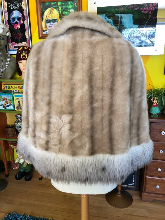 Stylish Faux Fur Cape Vintage Beige White Fake Fu… - image 1