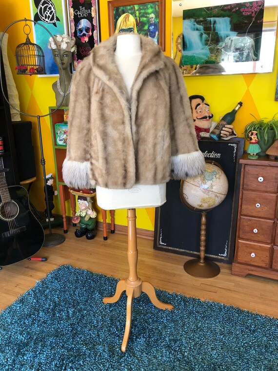 Stylish Faux Fur Cape Vintage Beige White Fake Fu… - image 3