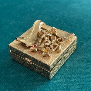 1930s Vintage ANTIQUE PILL BOX | 3D Design Of An Angel Holding A Pearl With 3 Flowers Small Pill Box | Gold Pill Box | Small Storage Box