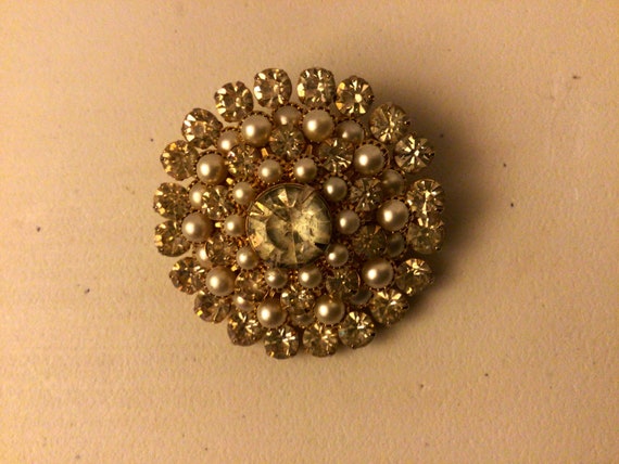 Judy Lee vintage Rhinestone and faux pearl brooch - image 1