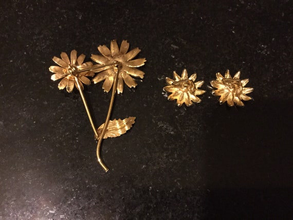 Beautiful Daisy Enamel Pin with clip on earrings - image 2