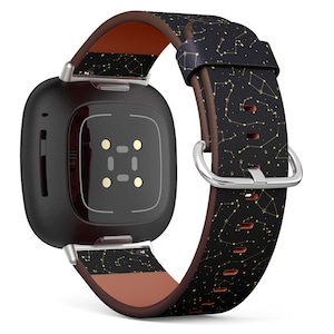 Könnte beinhalten: Schwarze Smartwatch mit einem Lederarmband mit Konstellationsdruck. Das Armband hat ein braunes Lederfutter und eine silberne Schnalle.