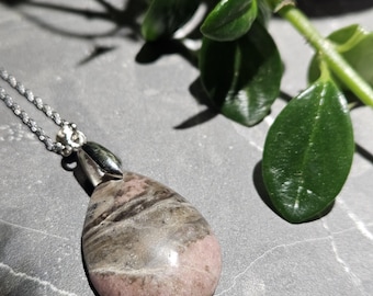 Handgjort halsband med rhodonitkristallhänge – Läkande ädelstenssmycken