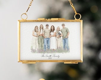 Op de afbeelding: Een rechthoekige, goudkleurige fotolijst met een familieportret. Het portret toont een gezin van zes personen dat in een veld met paarse bloemen staat. De tekst "The Smith Family 2025" staat onderaan.