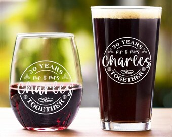 Puede incluir: Dos vasos personalizados, una copa de vino y una pinta de cerveza, con el texto "20 años Sr. y Sra. Charles Juntos" grabado en ellos.