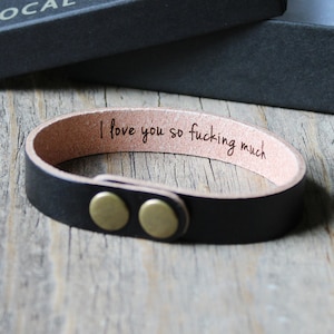 Pulseira de couro preta gravada