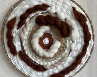 Tejido circular marrón y blanco hecho a mano: decoración de pared con arte de fibra