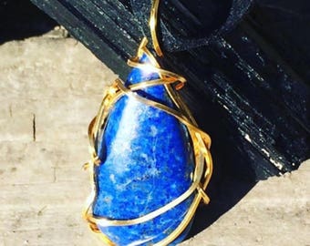 Lapis lazuli and gold pendant