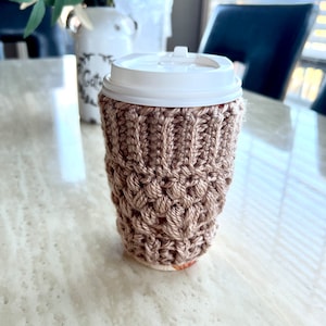 Manicotto per tazza riutilizzabile - Manicotto per caffè all&#39;uncinetto color caramello - Manicotto per bevanda accogliente - Manicotto per tazza accogliente - Manicotto per tazza di caffè, regalo per la festa della mamma