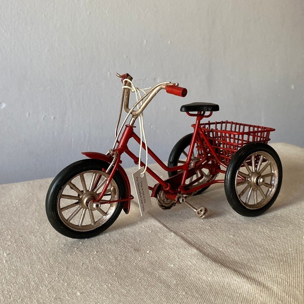 TRICICLO ROJO con decoración de cesta / Modelo de bicicleta antigua / Juguete de metal vintage / Artículo de coleccionista clásico / Idea de regalo