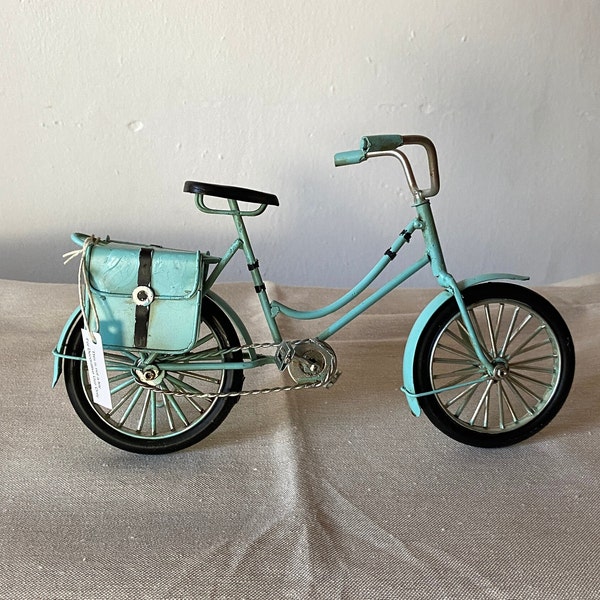 HELLBLAUES FAHRRAD mit Messenger Bag Dekoration / altes Fahrrad Modell / Vintage Metal Spielzeug / klassisches Sammlerstück / Geschenkidee