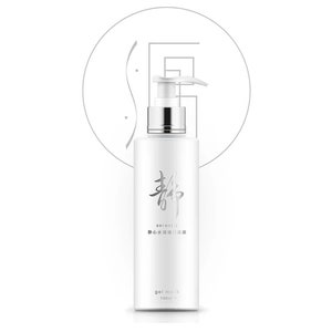 May include: A white bottle with a silver pump top and a silver label. The label says "serenity" and "静心水凝胶面膜". The bottle is labeled "gel mask 100ml e".