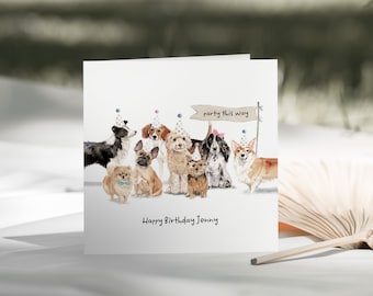 Puede incluir: Una tarjeta de cumpleaños con un grupo de perros que llevan sombreros de fiesta. La tarjeta dice "Feliz cumpleaños Jenny" y tiene una pancarta que dice "Fiesta por aquí".