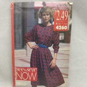 以下が含まれることがあります： See & Sew Nowの型紙封筒4260、サイズA (6-14)。赤と青の花柄、長袖、青いベルトのドレスの写真が印刷されています。封筒にはSee & Sew Nowの文字と番号4260が表示されています。