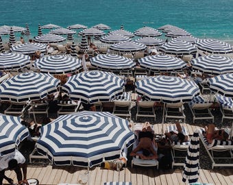 Impression sud de la France, Nice France, parasols de plage, été européen