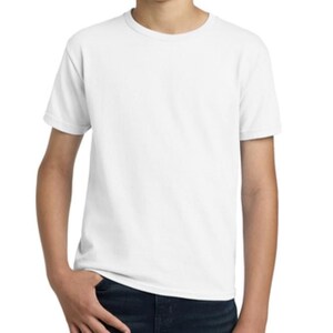 Op de afbeelding: Een wit T-shirt met korte mouwen voor kinderen. Het shirt heeft een ronde hals en is gemaakt van een zachte, comfortabele stof.