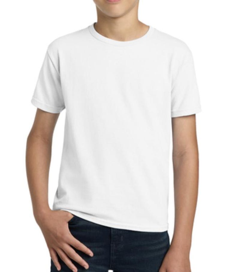 Op de afbeelding: Een wit T-shirt met korte mouwen voor kinderen. Het shirt heeft een ronde hals en is gemaakt van een zachte, comfortabele stof.