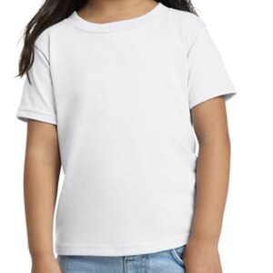 Op de afbeelding: Een wit T-shirt met korte mouwen op een jong persoon. Het T-shirt heeft een ronde hals en is gemaakt van een zachte, comfortabele stof.