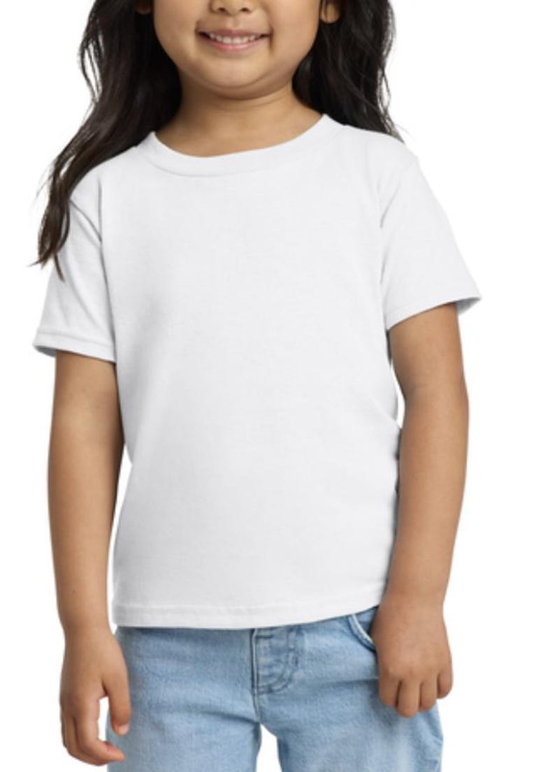 Op de afbeelding: Een wit T-shirt met korte mouwen op een jong persoon. Het T-shirt heeft een ronde hals en is gemaakt van een zachte, comfortabele stof.