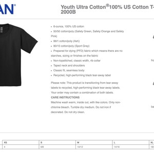 Op de afbeelding: Een maattabel voor ultra katoenen T-shirts voor kinderen. De tabel toont de maten XS, S, M, L en XL met de bijbehorende borstmaten in inches. De T-shirts zijn gemaakt van 100% Amerikaanse katoen en zijn verkrijgbaar in verschillende kleuren.