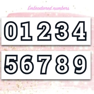 Op de afbeelding: Geborduurde cijfers 0 tot en met 9 in een vet, zwart lettertype op een witte achtergrond.