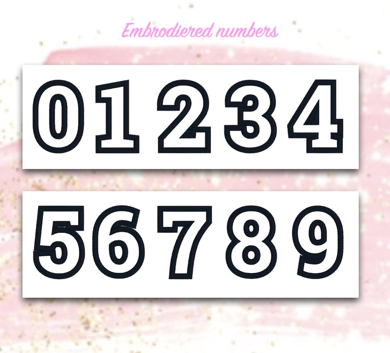 Op de afbeelding: Geborduurde cijfers 0 tot en met 9 in een vet, zwart lettertype op een witte achtergrond.