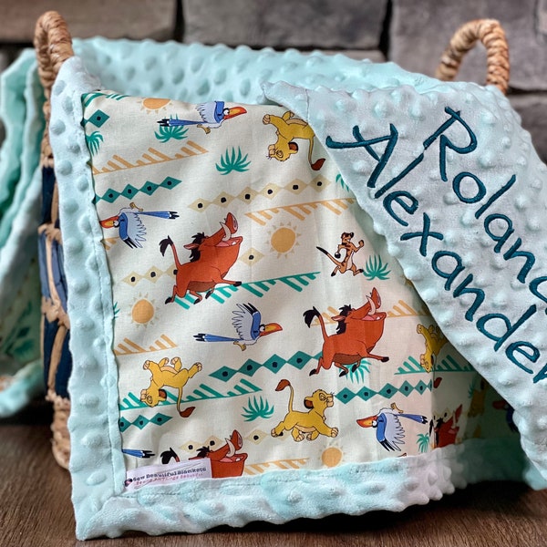 Manta personalizada para bebé del Rey León / Bordado con marco / Bordado / Pumbaa, Timón y Simba / Regalo para baby shower / Algodón y minky de Disney