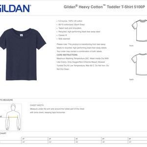 Op de afbeelding: Een Gildan Heavy Cotton Toddler T-Shirt 5100P in marineblauw. Het shirt is gemaakt van 5,3 ounce, 100% katoen en heeft een klassieke pasvorm, zijnaden en een getapette hals en schouders. Het shirt maakt de overstap van afscheurbare etiketten naar gerecyclede, hoogwaardige zwarte afscheurbare etiketten.