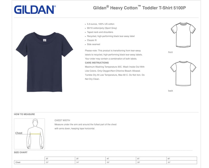 Op de afbeelding: Een Gildan Heavy Cotton Toddler T-Shirt 5100P in marineblauw. Het shirt is gemaakt van 5,3 ounce, 100% katoen en heeft een klassieke pasvorm, zijnaden en een getapette hals en schouders. Het shirt maakt de overstap van afscheurbare etiketten naar gerecyclede, hoogwaardige zwarte afscheurbare etiketten.