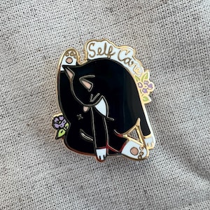 Tuxedo Katze Grooming Hard Emaille Pin | Niedliches Kawaii Kätzchen |  Schmetterlings-Kupplung