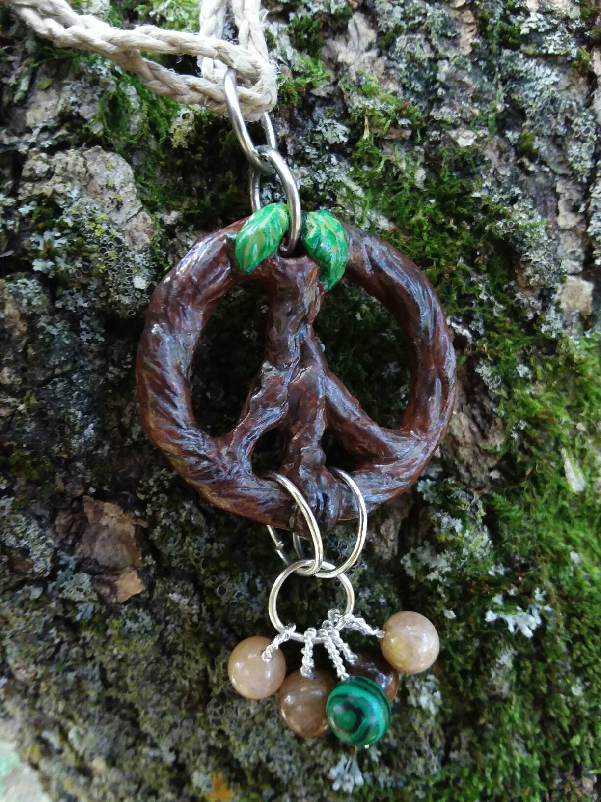 Colgante de signo de paz de arcilla de polímero esculpido y | Etsy